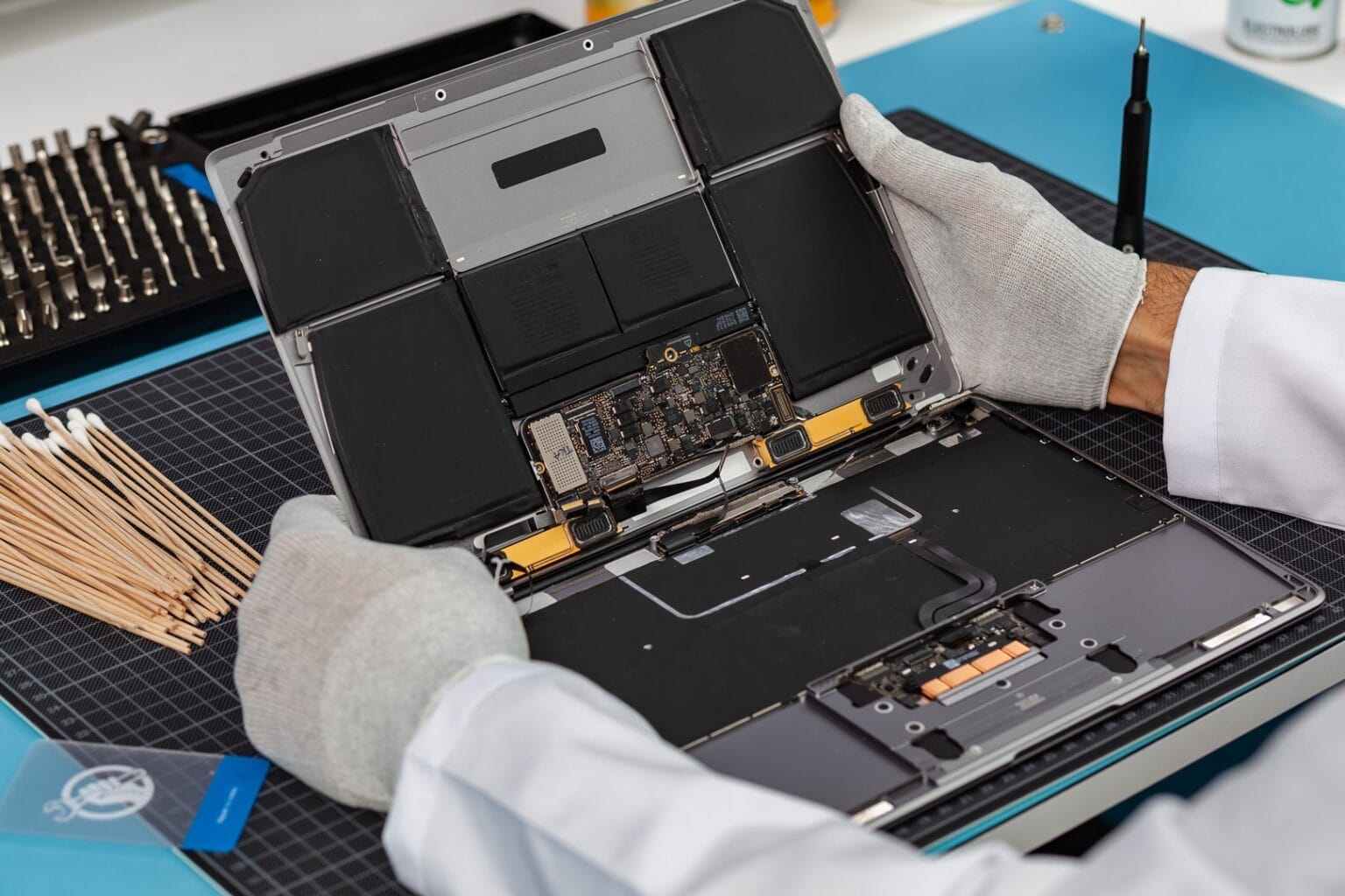 A2338 MacBook Pro 13 M1 İç Panel Değişimi Beylikdüzü
