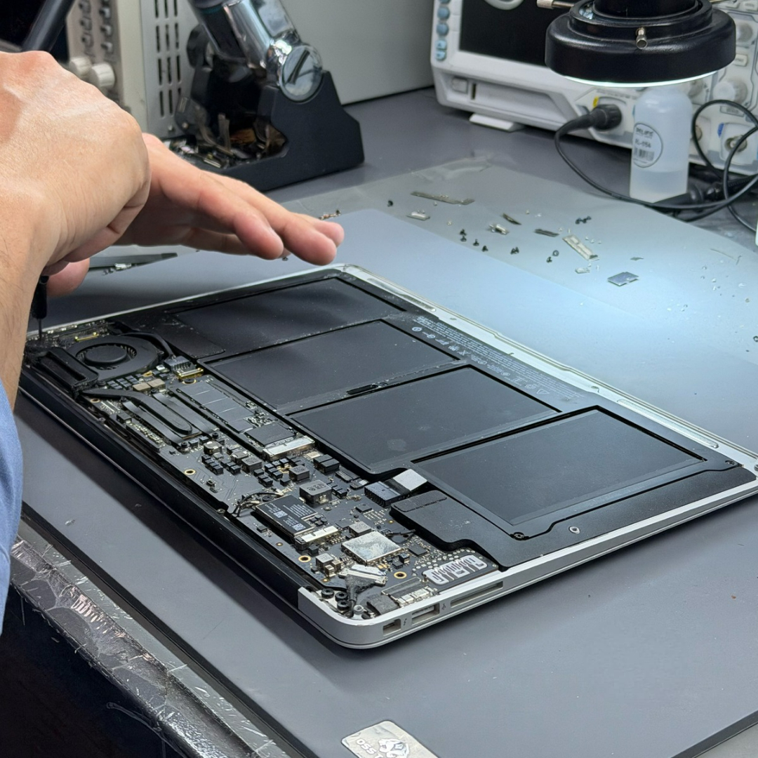 A2681 MacBook Air M2 İç Panel Değişimi Beylikdüzü